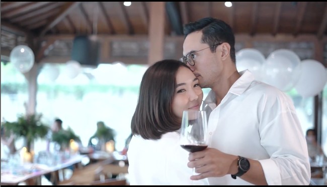 Di momen kejutan ulang tahun itu keduanya juga terlihat tak canggung untuk memamerkan kemesraan. Seperti dalam foto terlihat Rino mencium Gisel dengan penuh cinta. Foto: Instagram/@rinosoedarjo