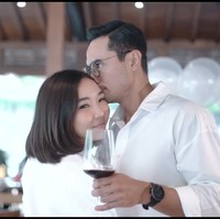 Di momen kejutan ulang tahun itu keduanya juga terlihat tak canggung untuk memamerkan kemesraan. Seperti dalam foto terlihat Rino mencium Gisel dengan penuh cinta. Foto: Instagram/@rinosoedarjo