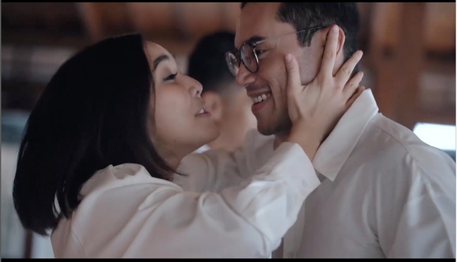 Bernyanyi dan berjoget bersama, keduanya tampak begitu bahagia. Keduanya pun terlihat kompak mengenakan busana berwarna putih. Foto: Instagram/@rinosoedarjo