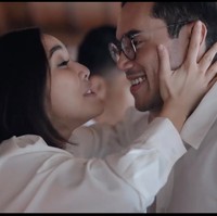 Bernyanyi dan berjoget bersama, keduanya tampak begitu bahagia. Keduanya pun terlihat kompak mengenakan busana berwarna putih. Foto: Instagram/@rinosoedarjo