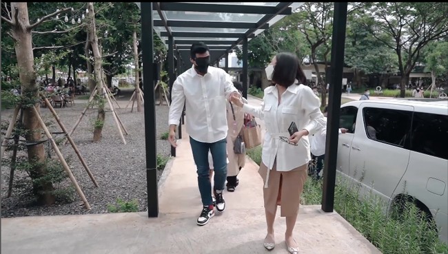 Melalui unggahan di media sosial terlihat jika Gisel baru saja memberikan kejutan ulang tahun untuk pria yang dikabarkan sedang dekat dengannya, Rino Soedarjo. Dalam video singkat yang diunggah oleh Rino ke akun Instagramnya terlihat Gisel yang setia menemani dan menuntun Rino sampai ke lokasi pesta kejutan ulang tahunnya. Foto: Instagram/@rinosoedarjo