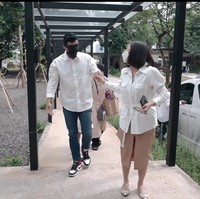 Melalui unggahan di media sosial terlihat jika Gisel baru saja memberikan kejutan ulang tahun untuk pria yang dikabarkan sedang dekat dengannya, Rino Soedarjo. Dalam video singkat yang diunggah oleh Rino ke akun Instagramnya terlihat Gisel yang setia menemani dan menuntun Rino sampai ke lokasi pesta kejutan ulang tahunnya. Foto: Instagram/@rinosoedarjo