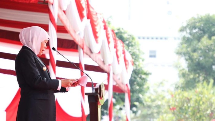 Gubernur Khofifah saat memimpin upacara Hari Pahlawan
