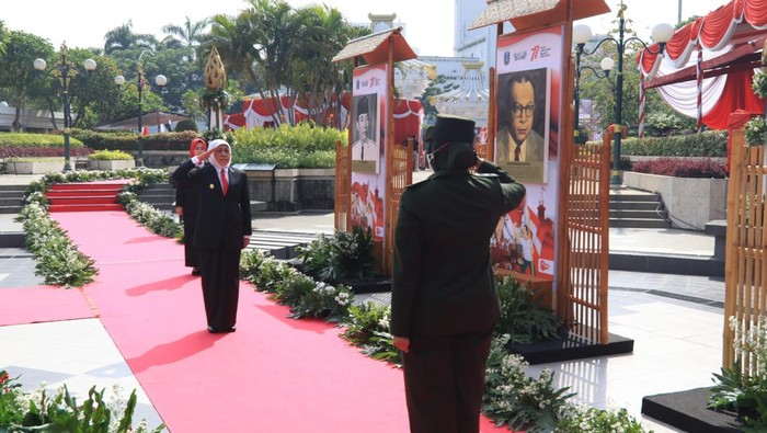 Gubernur Khofifah saat memimpin upacara Hari Pahlawan