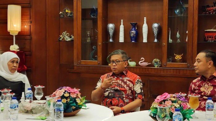 Hasto gelar pertemuan tertutup dengan Gubernur Jatim Khofifah Indar dan Walkot Surabaya Eri Cahyadi.