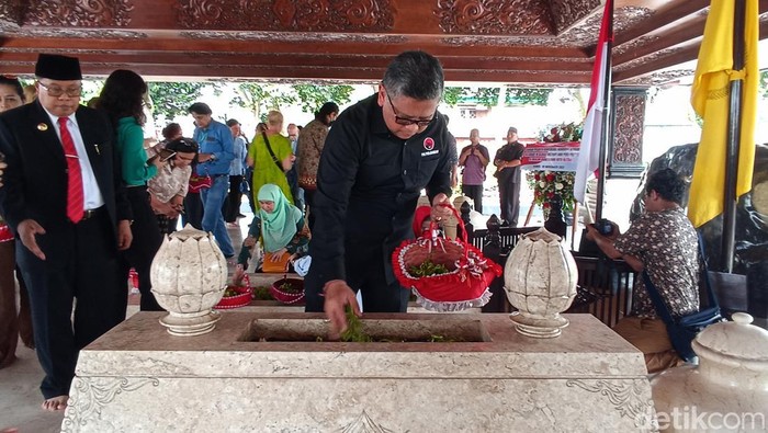 Hasto Kristiyanto nyekar makam bung karno