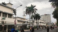 Sebelum mengetahui beragam fasilitas hotel mewah ini, mari kita napak tilas kronologi peristiwa Hotel Yamato yang terjadi pada 19 September 1945 lalu. Peristiwa yang terjadi di Hotel Yamato adalah insiden perobekan warna biru pada bendera Belanda atau disebut het vlag incident. Insiden Hotel Yamato di latar belakangi oleh amarah masyarakat Surabaya, yang tidak terima terhadap pengibaran bendera Belanda di atas hotel tersebut. Pasalnya, pengibaran bendera Belanda itu dianggap telah menghina kedaulatan bangsa Indonesia dan kemerdekaan Indonesia yang telah diproklamasikan pada 17 Agustus, tepat beberapa bulan yang lalu. Deny Prastyo Utomo/detikcom.