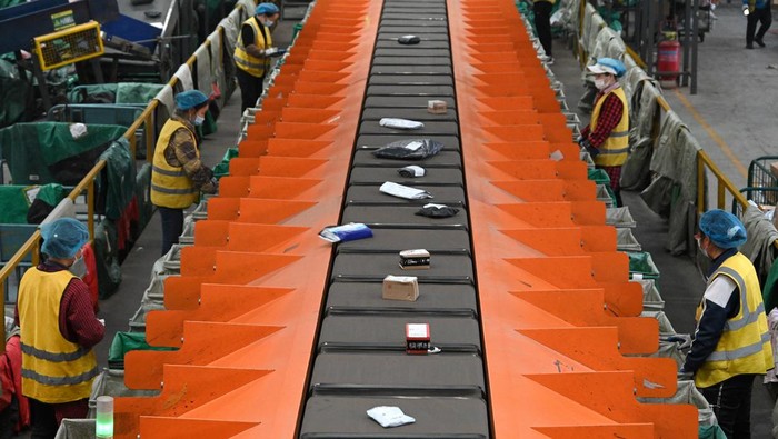 Intip Kesibukan Layanan Logistik Jelang Pesta 11.11 di China HANDAN, CHINA - NOVEMBER 10, 2022 - Staff members work at the Network operation center of the Delivery Division of Handan Branch of China Post Group Co LTD in Handan, Hebei province, China, Nov 10, 2022. (Photo credit should read CFOTO/Future Publishing via Getty Images)