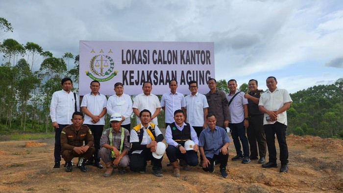 Jaksa Agung Muda Pembinaan (JAM-Pembinaan) Bambang Sugeng Rukmono meninjau lahan kantor Kejagung di IKN Nusantara