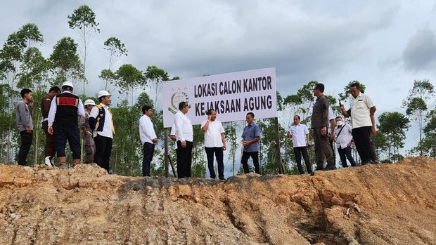 Jaksa Agung Muda Pembinaan (JAM-Pembinaan) Bambang Sugeng Rukmono meninjau lahan kantor Kejagung di IKN Nusantara