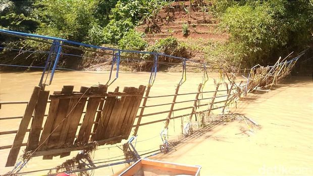 Jembatan ambruk di atas Sungai Ciseel Ciamis.