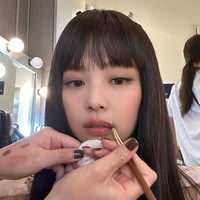 Unggahan Jennie BLACKPINK sontak dibanjiri komentar penggemar. Tak sedikit yang pangling karena Jennie jarang tampil dengan poni seperti Lisa BLACKPINK. Foto: dok. Instagram @jennierubyjane