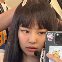 “Hari di mana aku memakai poni palsu di Houston,” tulis Jennie BLACKPINK sebagai caption. Foto: dok. Instagram @jennierubyjane