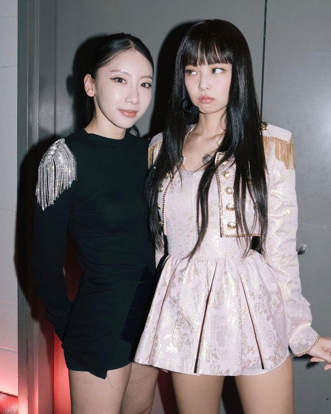 Dalam foto-foto tersebut, Jennie BLACKPINK memakai baju rancangan khusus bernuansa pink dan gold dari desainer Grace Elwood. Foto: dok. Instagram @jennierubyjane
