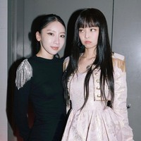 Dalam foto-foto tersebut, Jennie BLACKPINK memakai baju rancangan khusus bernuansa pink dan gold dari desainer Grace Elwood. Foto: dok. Instagram @jennierubyjane