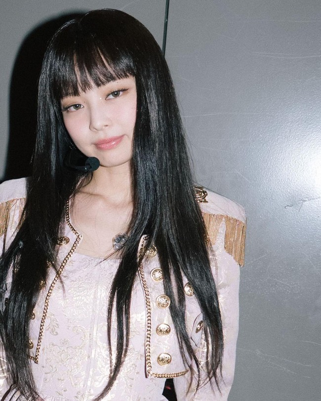 Sebelumnya Jennie BLACKPINK benar-benar memotong poni saat comeback dengan lagu Lovesick Girls pada 2020. Stylist memilih potongan poni fringe untuk bentuk wajahnya yang bulat. Foto: dok. Instagram @jennierubyjane