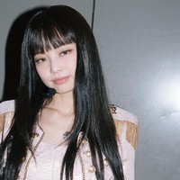 Sebelumnya Jennie BLACKPINK benar-benar memotong poni saat comeback dengan lagu Lovesick Girls pada 2020. Stylist memilih potongan poni fringe untuk bentuk wajahnya yang bulat. Foto: dok. Instagram @jennierubyjane