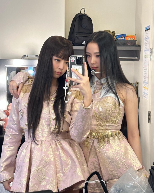 Sebelum mengunggah fotonya di Instagram, Jennie BLACKPINK telah menjadi perbincangan penggemar di Twitter karena foto dan video yang beredar. Foto: dok. Instagram @jennierubyjane