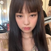 Jennie BLACKPINK tengah disibukkan dengan jadwal tur dunia BORN PINK di Amerika Serikat. Pada Rabu (9/11/2022), Jennie tiba-tiba mengunggah fotonya dengan poni palsu saat tampil di Houston. Foto: dok. Instagram @jennierubyjane