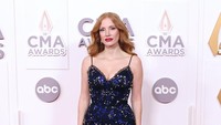 Jessica Chastain terlihat cantik dengan gaun dan rambut merahnya yang bergelombang. Foto: FilmMagic/Taylor Hill