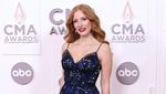 Jessica Chastain Tampil dengan Gaun Biru Berkilauan