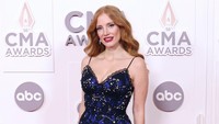 Jessica Chastain tampil dengan gaun biru satin yang berkilauan di CMA Awards 2022. Foto: FilmMagic/Taylor Hill
