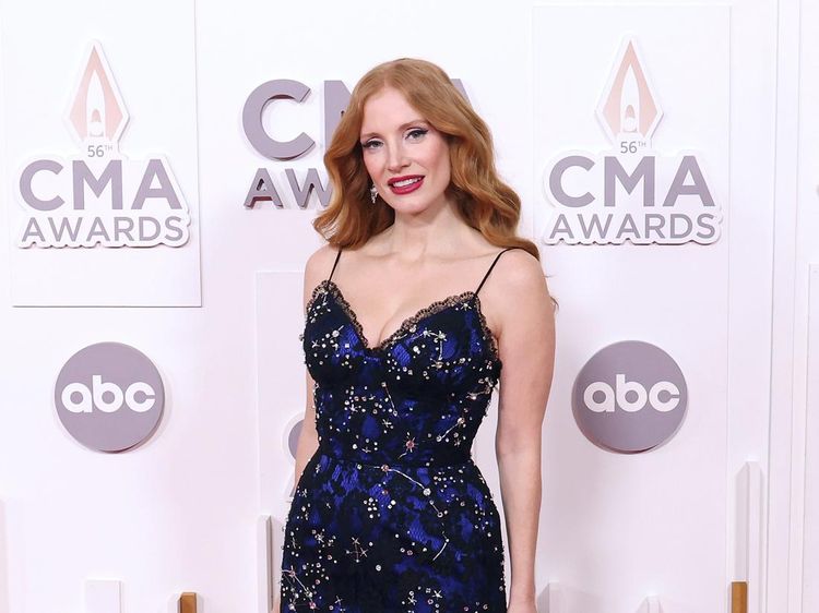 Jessica Chastain Tampil dengan Gaun Biru Berkilauan