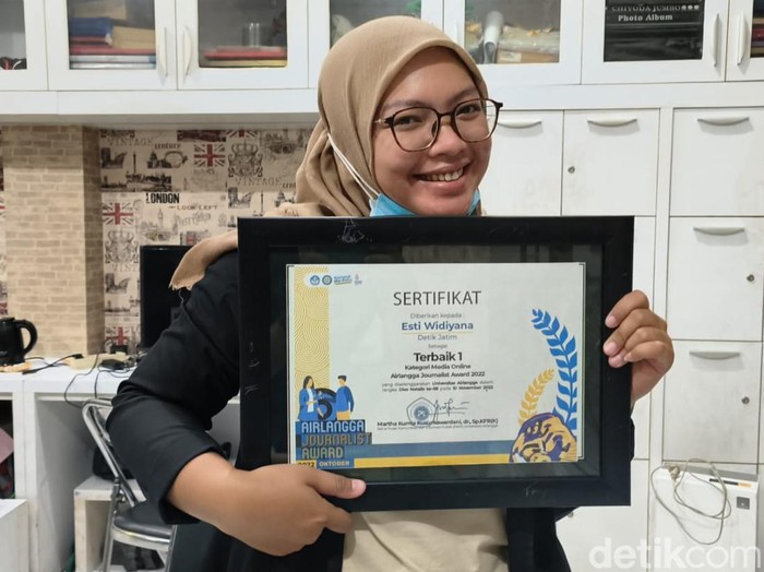 Jurnalis detikJatim Esti Widiyana peraih juara 1 Kompetisi Jurnalistik Unair