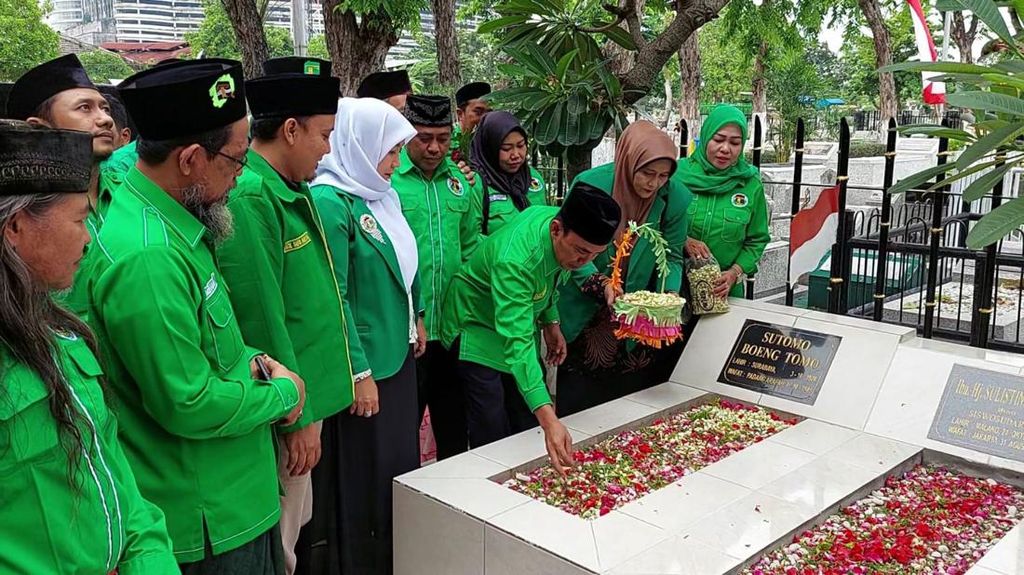 Peringati Hari Pahlawan, Kader PPP Surabaya Ziarah ke Makam Bung Tomo