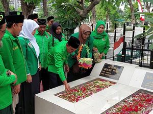 Peringati Hari Pahlawan, Kader PPP Surabaya Ziarah ke Makam Bung Tomo