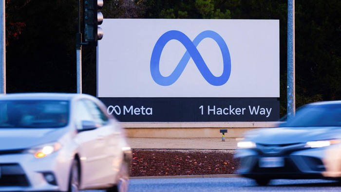 kantor meta Morning commute traffic streams past the Meta sign outside the headquarters of Facebook parent company Meta Platforms Inc in Mountain View, California, U.S. November 9, 2022. REUTERS/Peter DaSilva