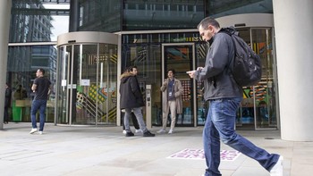Suasana cukup ramai, mungkin mereka adalah karyawan Meta yang sedang berbincang mengenai gosip terkini. Foto: Getty Images