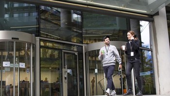 Bagi yang masih bekerja, Zuck meminta tetap tenang. Untuk mereka yang tinggal, aku tahu ini adalah masa sulit bagi kalian juga. Tak hanya kita mengucap selamat tinggal pada orang yang bekerja erat, tapi banyak dari kalian juga merasakan ketidakpastian tentang masa depan. Aku ingin kalian tahu bahwa kami membuat keputusan itu untuk memastikan masa depan kita kuat, paparnya. Foto: Getty Images