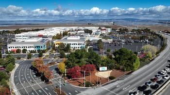 Kantor Meta di Menlo Park ini terdiri dari berbagai gedung besar dan mengendalikan bisnis Facebook, WhatsApp, sampai Instagram. Meta termasuk cukup longgar memberlakukan WFH walau pandemi sudah usai, jadi masih ada karyawan yang bekerja dari rumah. Foto: Getty Images
