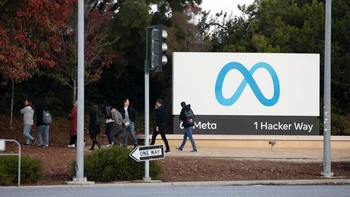 Meta, induk perusahaan Facebook, Instagram, WhatsApp, merumahkan sebanyak 11.000 karyawan. Foto: Getty Images