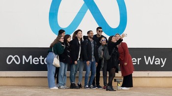Kantor Meta juga bisa dikunjungi wisatawan. Ini para turis yang berfoto di depan logo Meta. Foto: Getty Images