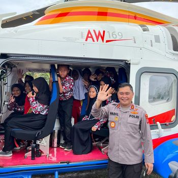 Kapolda Metro Jaya Irjen Fadil Imran menyempatkan diri berbincang dengan anak-anak di Muara Gembong, Bekasi. Ia juga mempersilakan anak-anak naik ke helikopter, Kamis (10/11/2022).