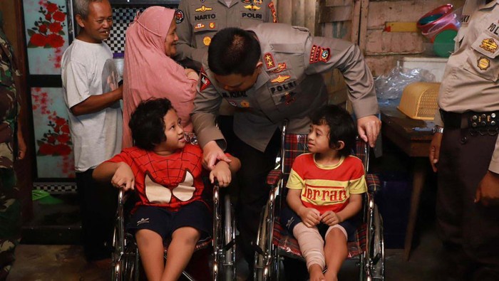 Kapolda Riau Irjen Mohammad Iqbal menjenguk kakak beradik penderita kelainan tulang rapuh di Padang Bulan, Senapelan, Pekanbaru, Kamis (10/11/2022).