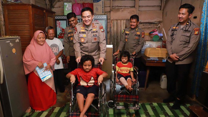 Kapolda Riau Irjen Mohammad Iqbal menjenguk kakak beradik penderita kelainan tulang rapuh di Padang Bulan, Senapelan, Pekanbaru, Kamis (10/11/2022).