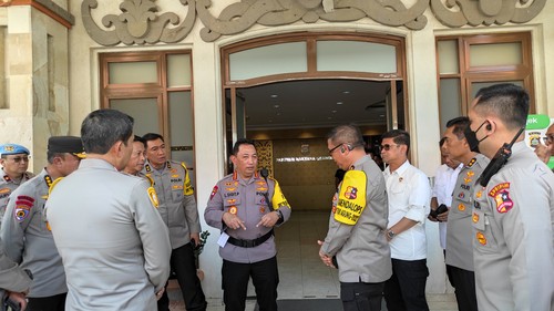 Kapolri Jenderal Listyo Sigit Prabowo memberikan arahan kepada bawahannya di Command Center Polda Bali, Kamis (10/11/2022). (I Wayan Sui Suadnyana/detikBali)