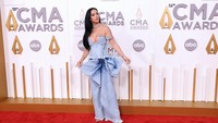 Katy Perry melengkapi penampilannya dengan kalung perak, cincin, anting-anting, dan sepatu hak tinggi. Foto: FilmMagic/Taylor Hill