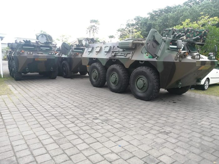 Ke-14 mobil rantis baja tersebut diparkir secara tersebar di area selatan dan area timur hotel The Apurva Kempinski.