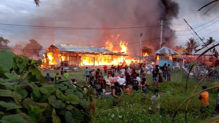 Kebakaran di Kampung Awunawai, Distrik Yapen Timur, Kabupaten Kepulauan Yapen, Papua.