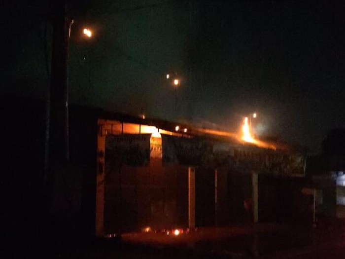 Rumah makan di depan Lembaga Pemasyarakatan Kelas 1 Tanjung Gusta di Jalan Lembaga Pemasyarakatan, Kecamatan Medan Helvetia, Kota Medan, terbakar. Diduga karena korsleting listrik. Dokumen P2K Medan