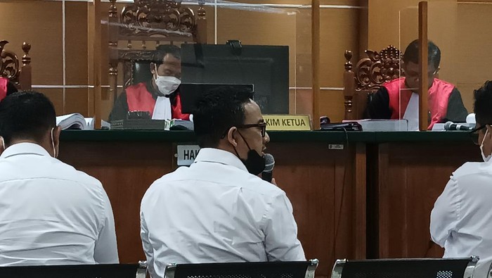 Kepala Samsat Kelapa Dua Bayu Adi Putranto saat memberikan kesaksian di Pengadilan Tipikor Serang
