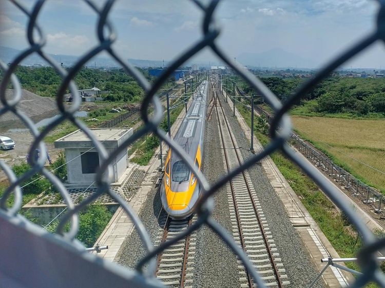 Penampakan Uji Jalur Kereta Cepat Jakarta-Bandung