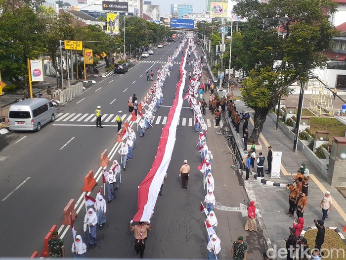 Kirab merah putih 1001 meter di Semarang saat menuju Lapangan Simpang Lima, Kamis (10/11/2022).