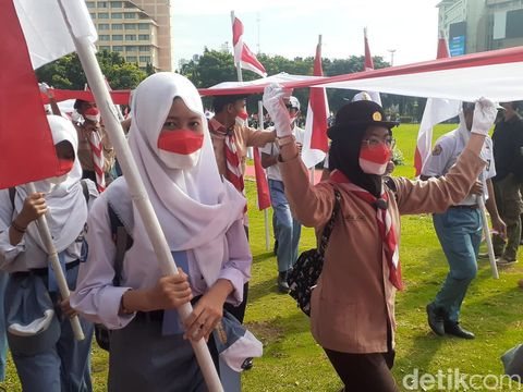 Kirab merah putih 1001 meter di Semarang saat menuju Lapangan Simpang Lima, Kamis (10/11/2022).