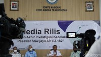 Ketua Sub-Komite Investigasi Kecelakaan Penerbangan KNKT, Nurcahyo Utomo memaparkan hasil investigasi atas kecelakaan pesawat Sriwijaya Air SJ182 pada Januari 2021 rute Jakarta-Pontianak, Kamis (10/11).