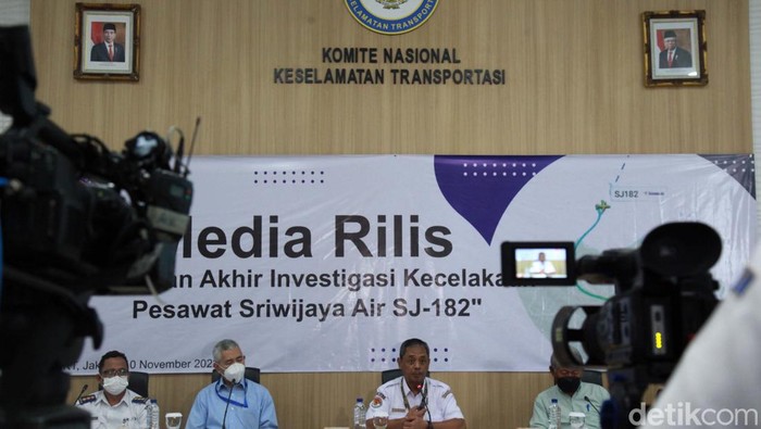KNKT memaparkan hasil investigasi kecelakaan pesawat Sriwijaya Air SJ182 pada Januari 2021. Ada enam penyebab jatuhnya pesawat rute Jakarta-Pontianak itu.